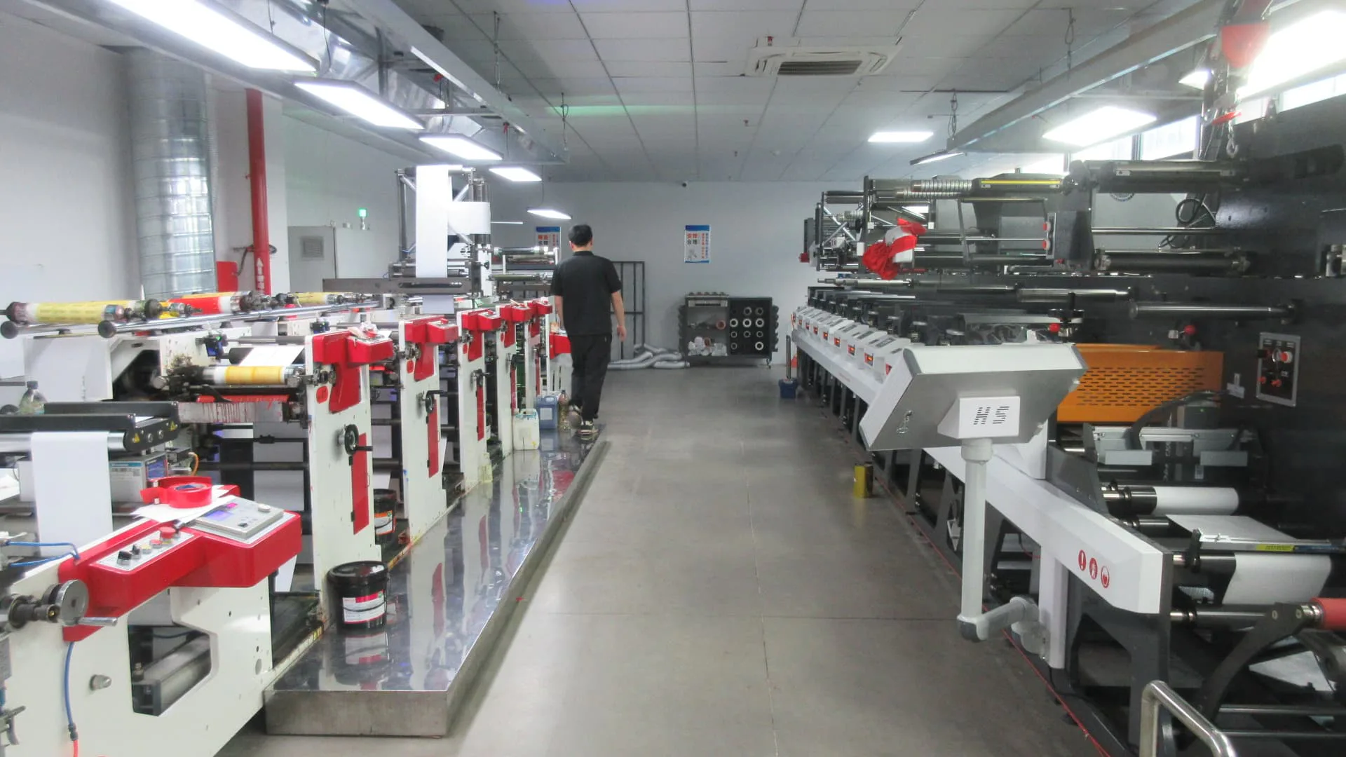 Factory production floor for co-packer label planning and bulk packaging